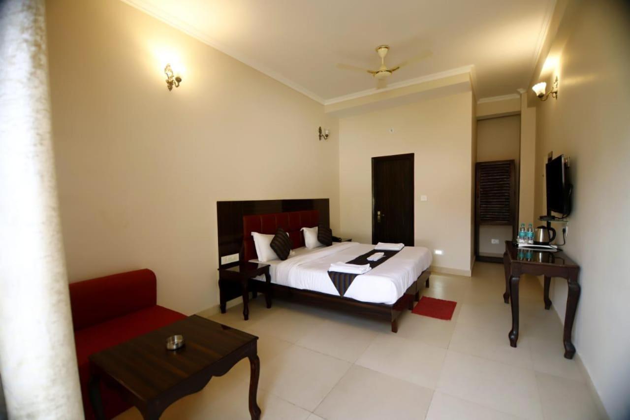 Rishikesh Grand Hotel Buitenkant foto