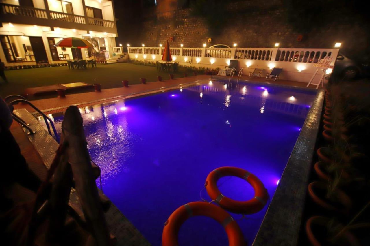 Rishikesh Grand Hotel Buitenkant foto