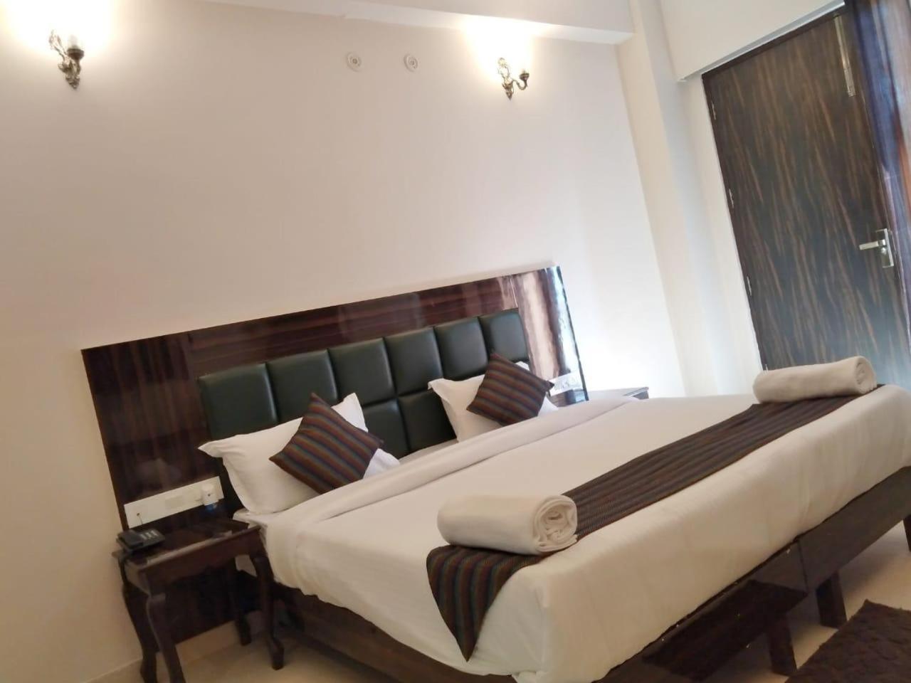 Rishikesh Grand Hotel Buitenkant foto