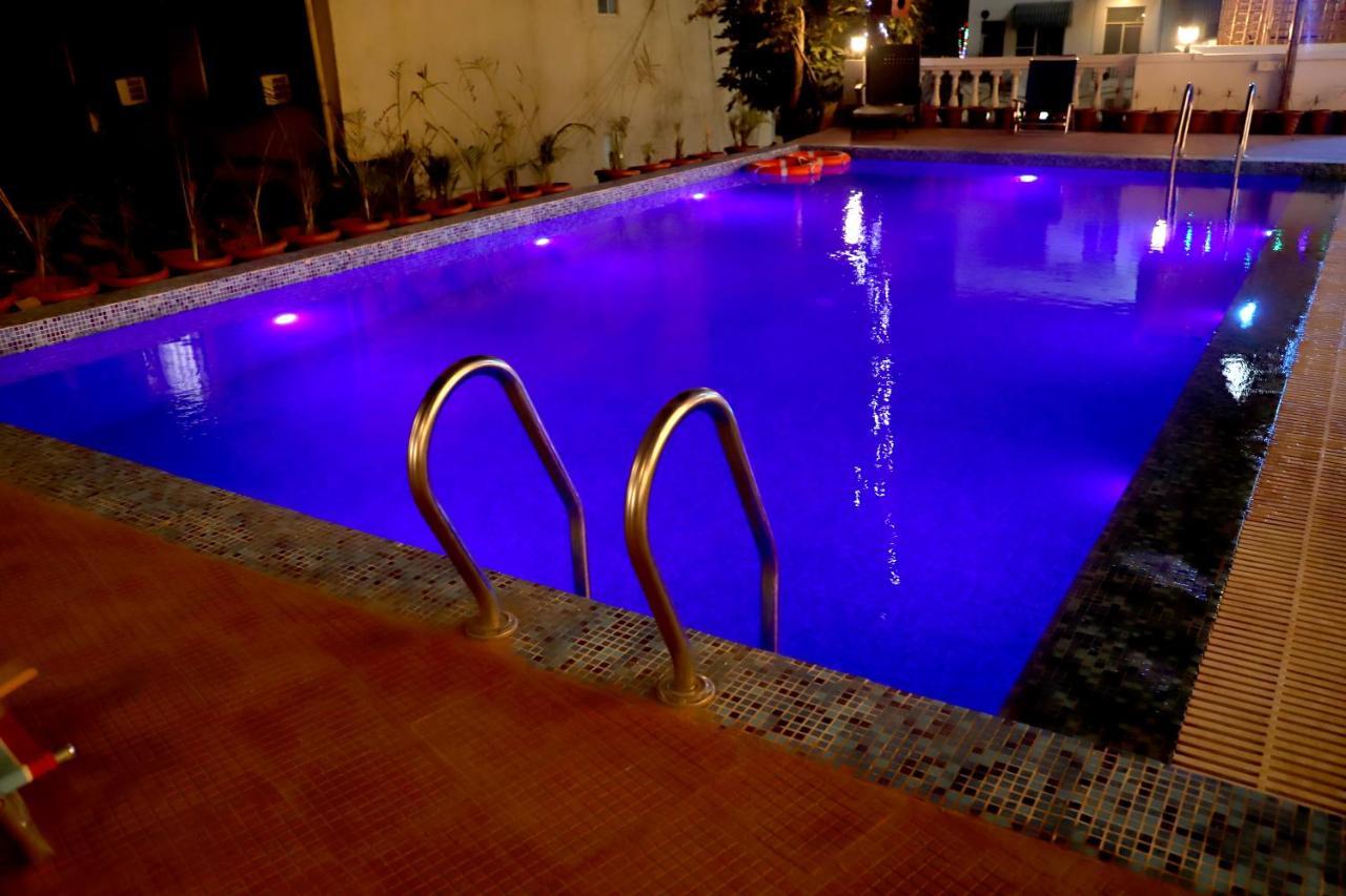 Rishikesh Grand Hotel Buitenkant foto