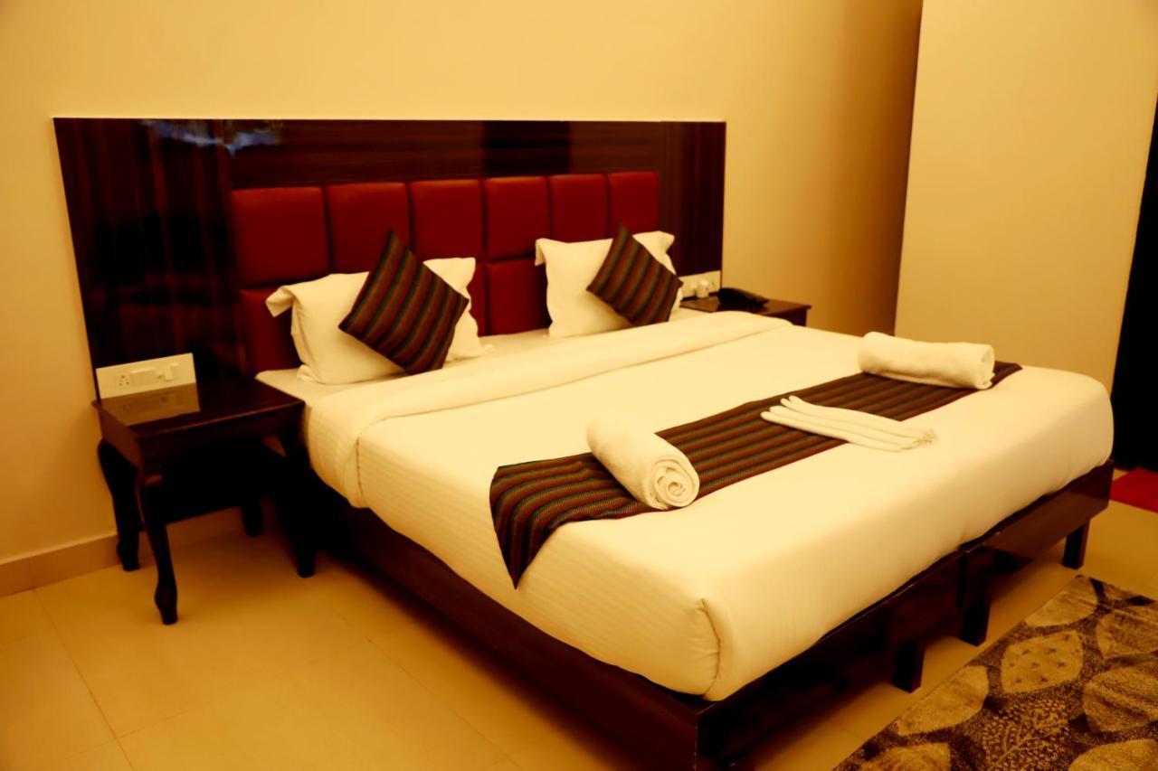 Rishikesh Grand Hotel Buitenkant foto