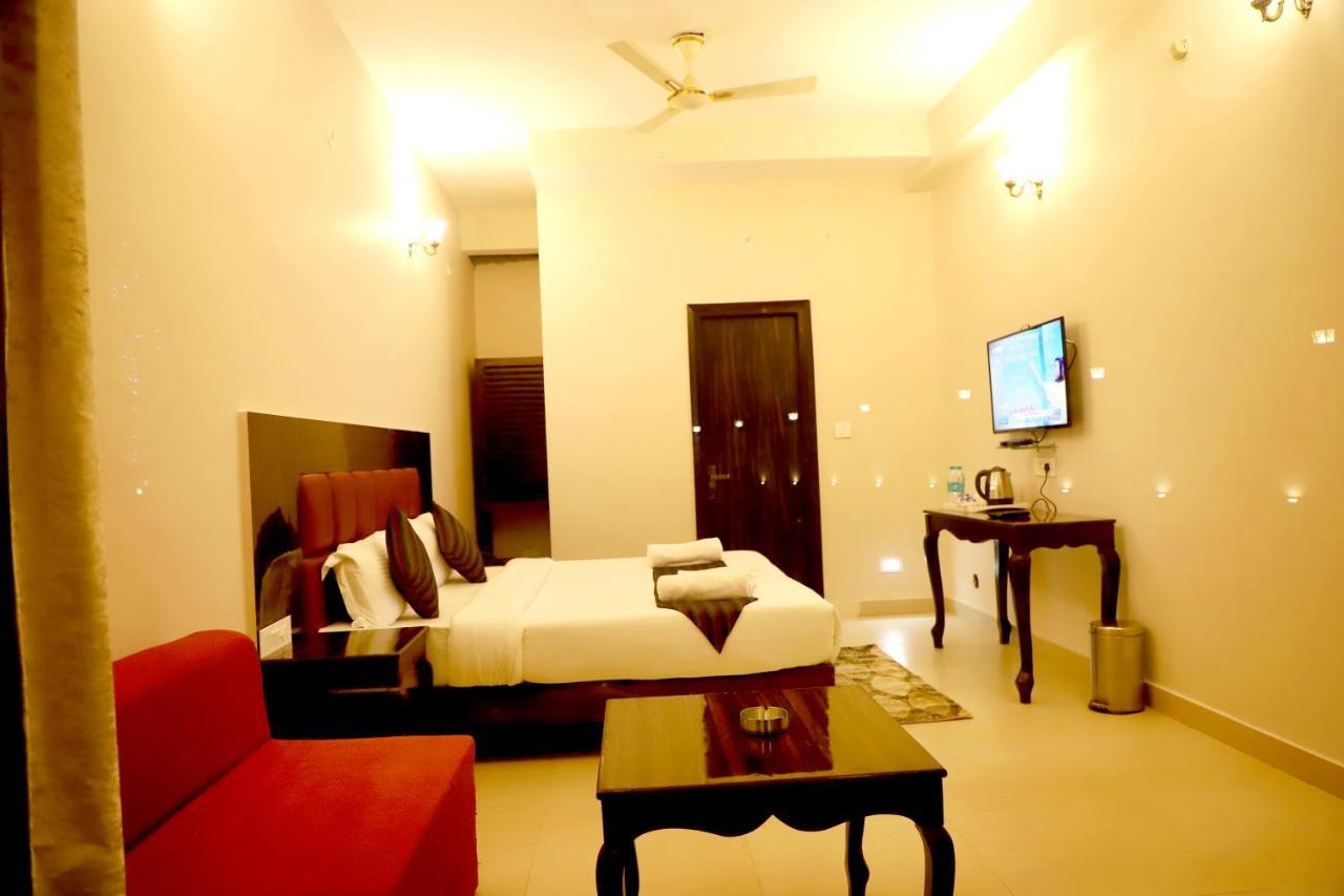 Rishikesh Grand Hotel Buitenkant foto